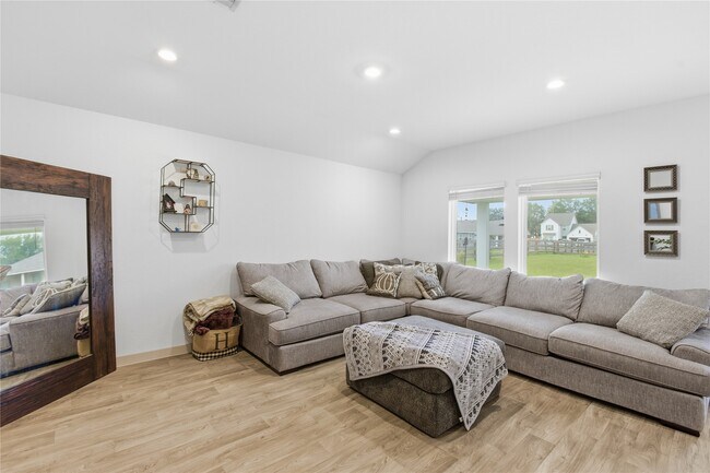 Building Photo - 130 Lk Wy Cir