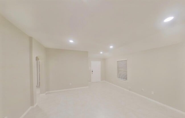 Building Photo - MOVE IN READY