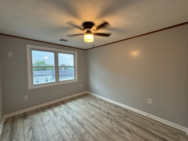 Building Photo - Recently Updated 3-Bedroom Townhouse in La...