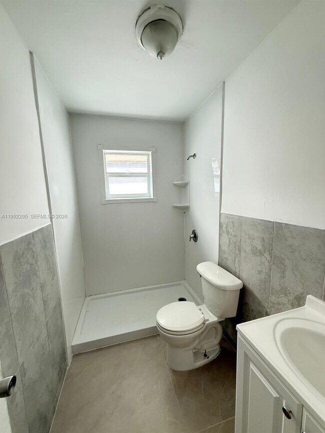 Building Photo - 242 SW 11th St