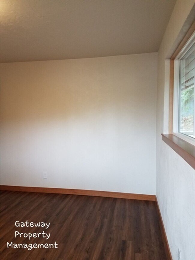 Building Photo - 3 Bedroom in town with a view!