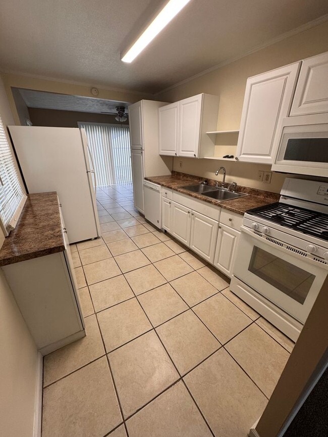 Building Photo - 3 Bedroom Home