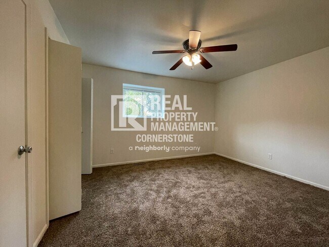 Building Photo - Move In Ready Townhome
