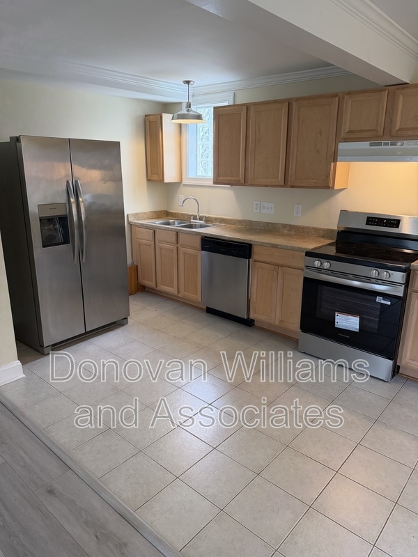 Building Photo - 1529 Thomas Ave