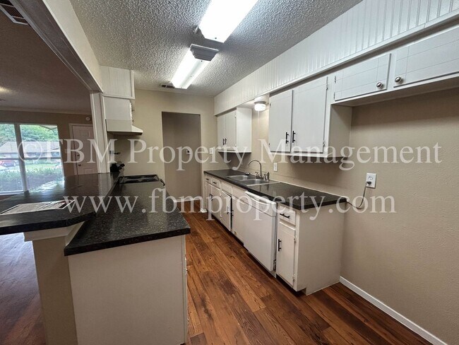 Building Photo - 713 Phillips Dr