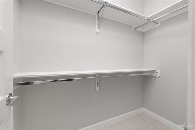 Building Photo - 18 Woodpecker Rd