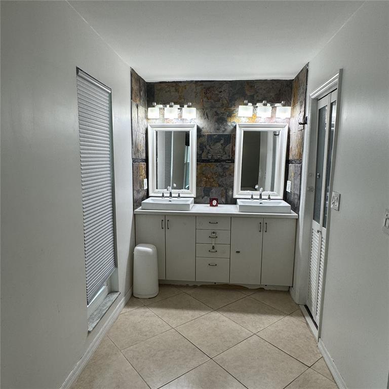 Building Photo - 4028 SW 67th Ter