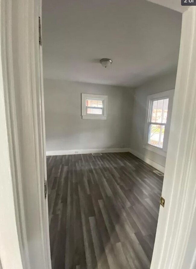 Building Photo - Preview 622 S 41st. 2 Br with Bonus attic ...