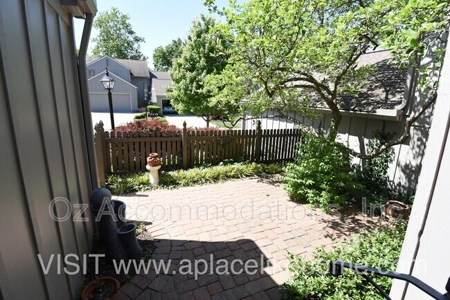 Building Photo - 4300 W 111th Terrace