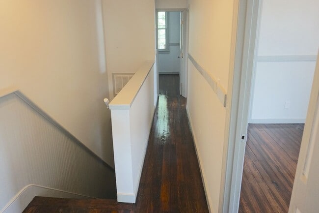Building Photo - 2 BED | 1 BATH | JUST RENOVATED | VICTORIA...
