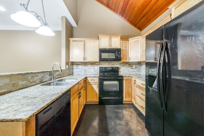 Building Photo - 3 Bedroom Townhouse in Broussard