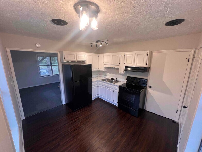 Building Photo - 621 Co Rd 207