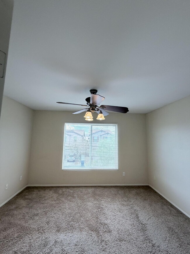 Building Photo - 3 bd 2.5 bath with LOFT