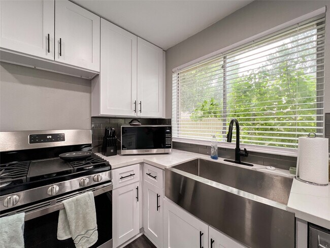 Building Photo - 2324 Colleen Dr