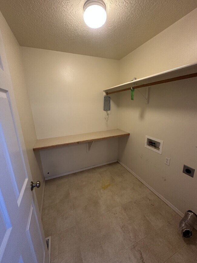 Building Photo - "Spacious 4-Bedroom Gem with 2.5 Bathrooms...