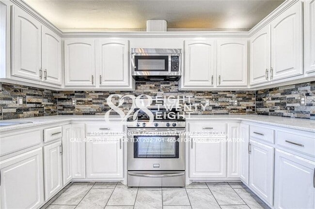 Building Photo - Beautifully Updated 3 Bed/2 Bath Single Fa...