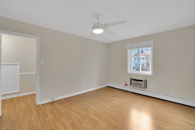 Building Photo - Charming 2-Bedroom Condo in Prime Capitol ...