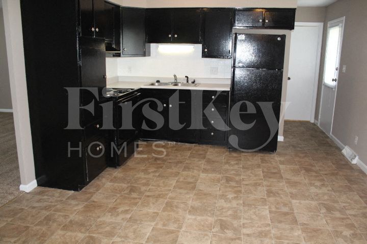 Building Photo - 243 Tracy Rd