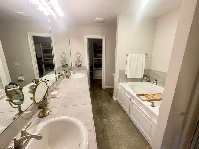 Building Photo - Beautiful 3 Bed/2 Bath for Rent in Germant...