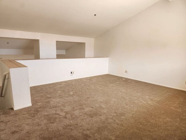 Building Photo - LARGE SECOND FLOOR CONDO