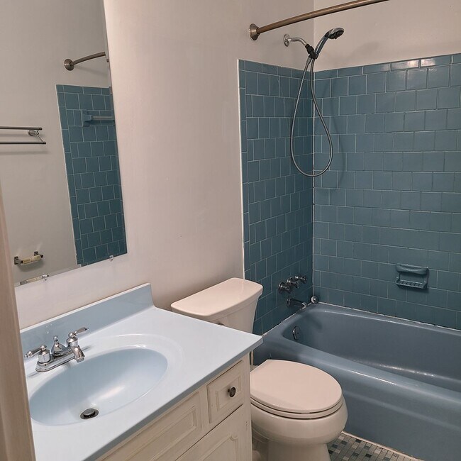 Building Photo - Incredible Townhouse in N Chesterfield!