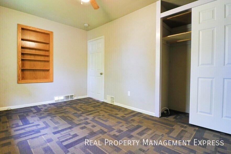 Building Photo - 3 Bed Home w/ Large Garage
