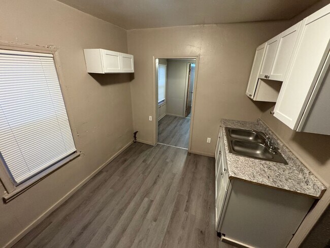 Building Photo - House 2BR/2BA