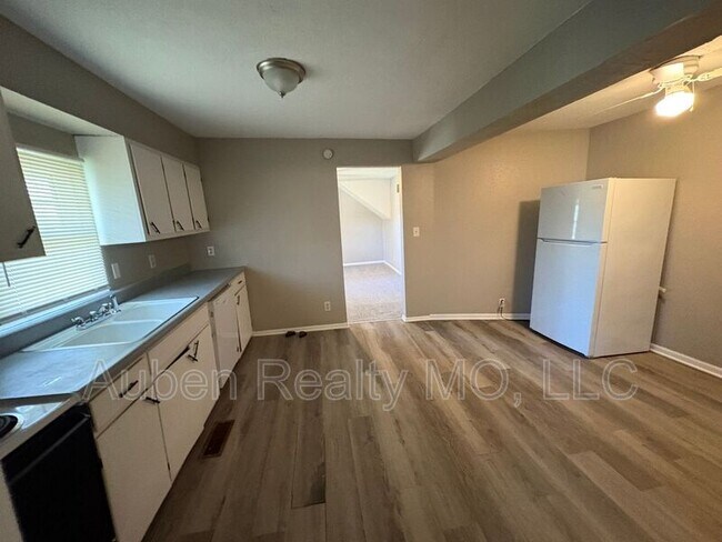 Building Photo - 507 Henrie Ave