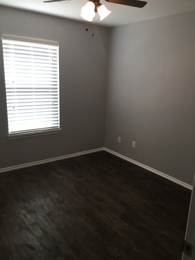 Building Photo - 102 W Speer Ave