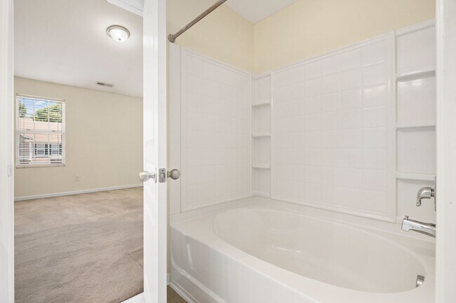 Building Photo - Excellent 2 BR Townhome close to Downtown Raleigh.  Available now!