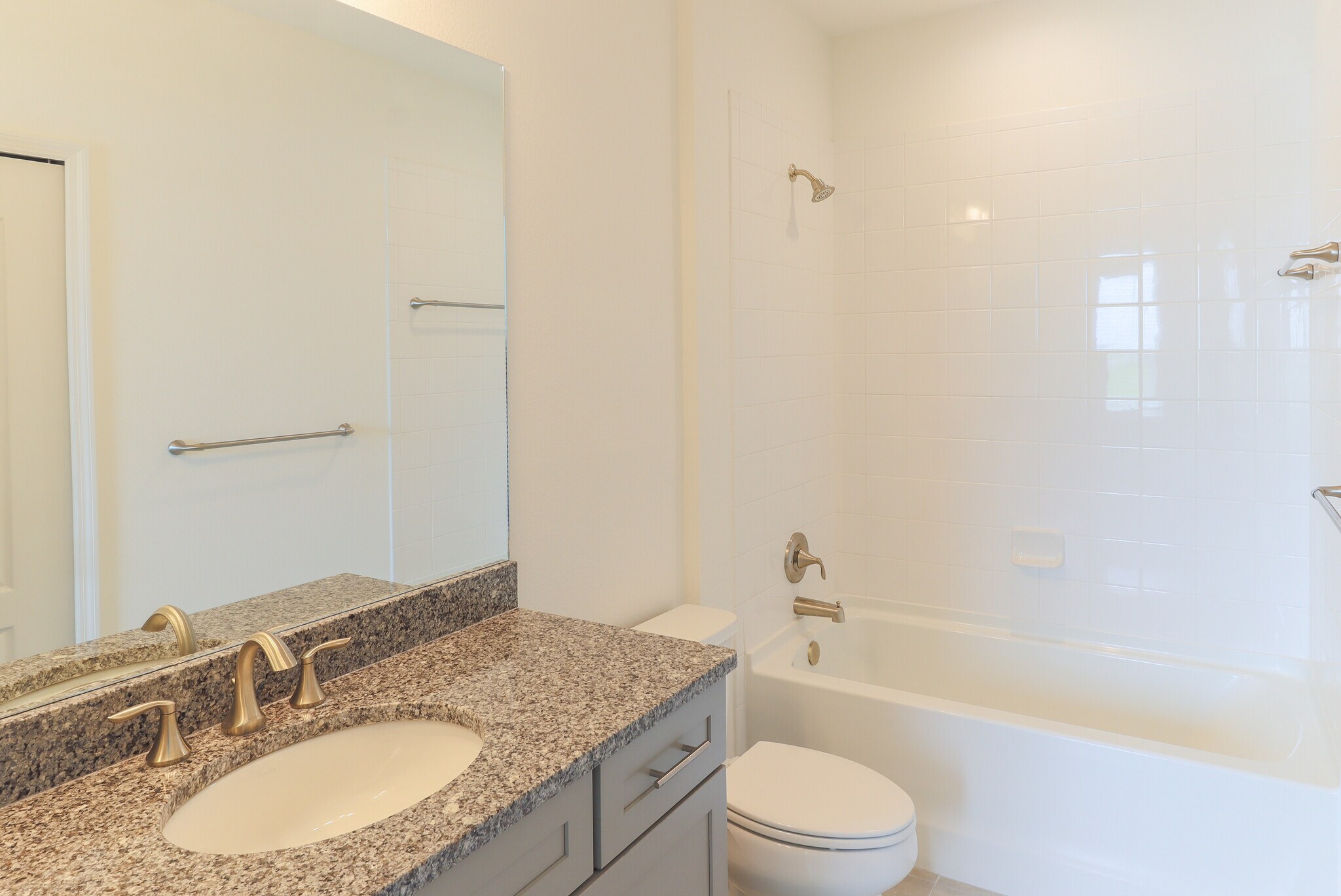 Guest Bath- Upstairs - 11699 Bluestone Ct
