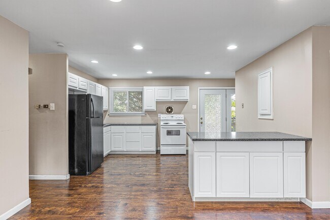 Building Photo - 1040 Bluefield Dr