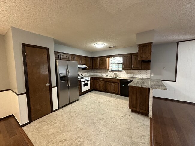 Building Photo - 2147 Loren Cir