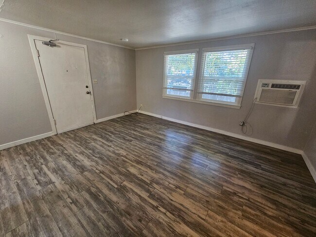Building Photo - 2 Bedroom 1 Bath Upstairs Apartment in Chico!