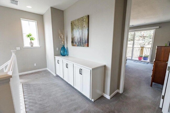 Building Photo - Stone Point Home in Gated Community