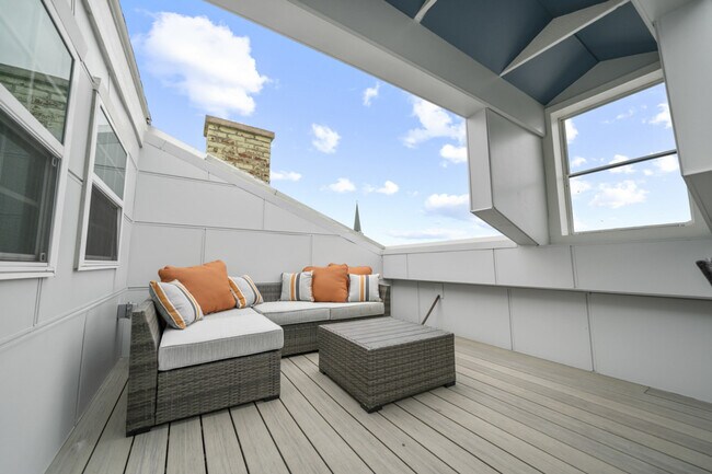 Building Photo - 122 W Elder St