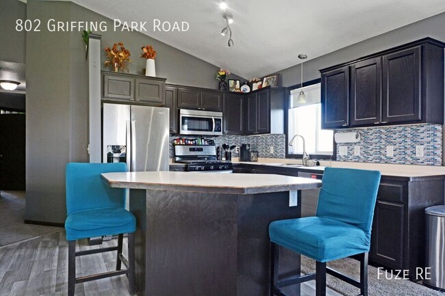 Building Photo - 802 Griffing Park Rd