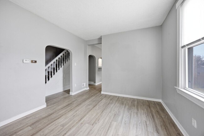 Building Photo - 827 Hinnerman St