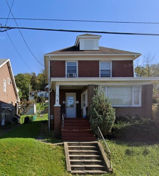 2nd floor duplex unit available 8/1 - 933 Highland Ave