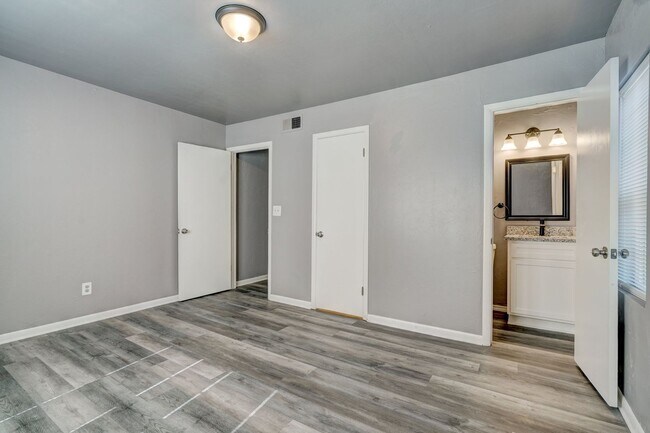 Building Photo - Stunning 3-Bedroom Property / With Shelter