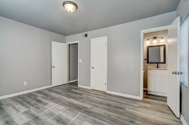 Building Photo - Stunning Remodeled 3-Bedroom Property