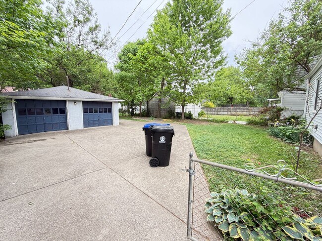Building Photo - 3 Bedroom Home With A  Basement And Large Back Yard