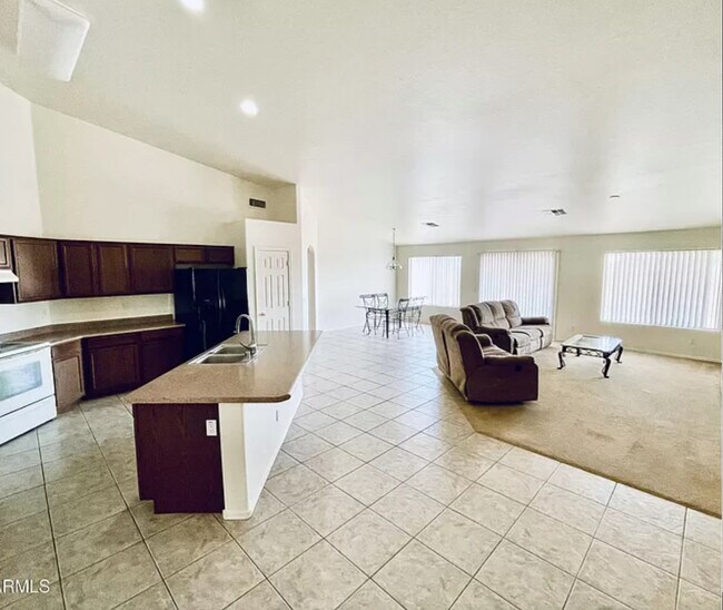 Building Photo - 608 W Rattlesnake Pl