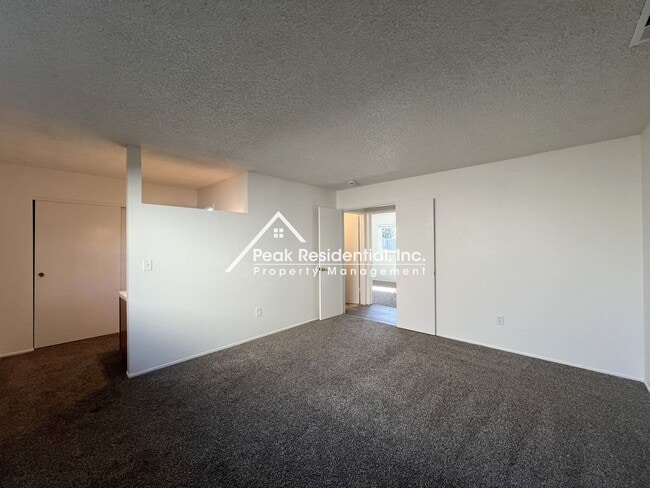 Building Photo - Spacious 4bd/2ba House with 2 Car Garage