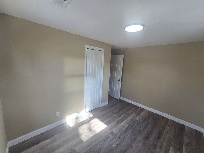 Building Photo - DUPLEX - Remodeled 2 BR in Petersburg