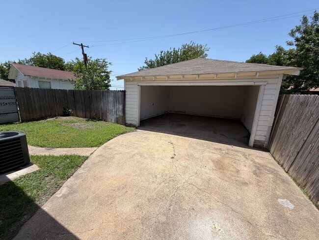 Building Photo - Fabulously maintained 1 bedroom with beautiful surrounding