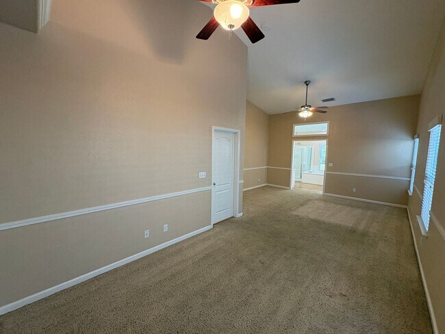 Building Photo - NW Visalia Available Now!