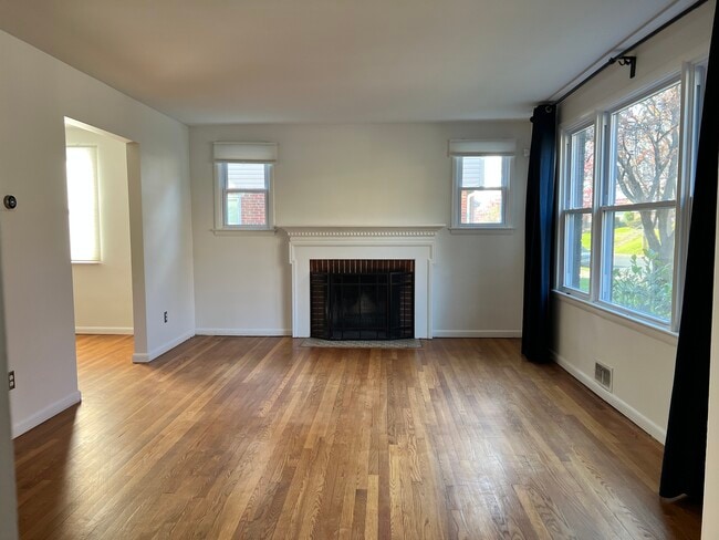 Building Photo - 3047 O St SE