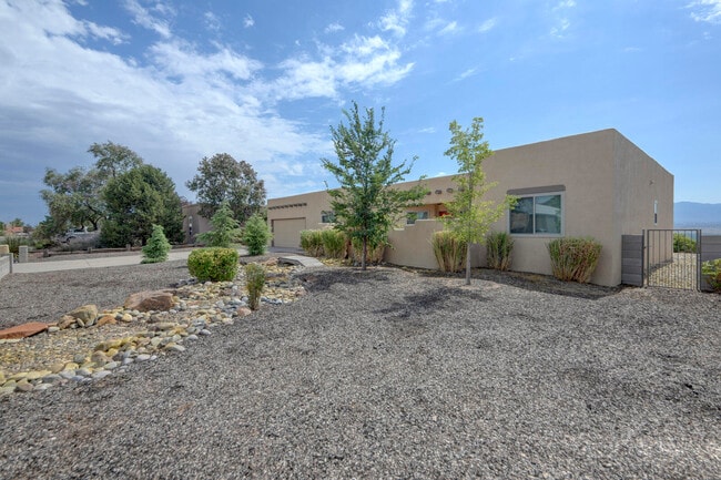 Building Photo - 814 Palmas Altas Dr SE