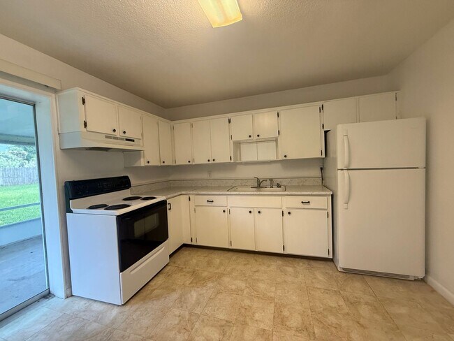 Building Photo - Charming 2 bedroom 1.5 bathroom home